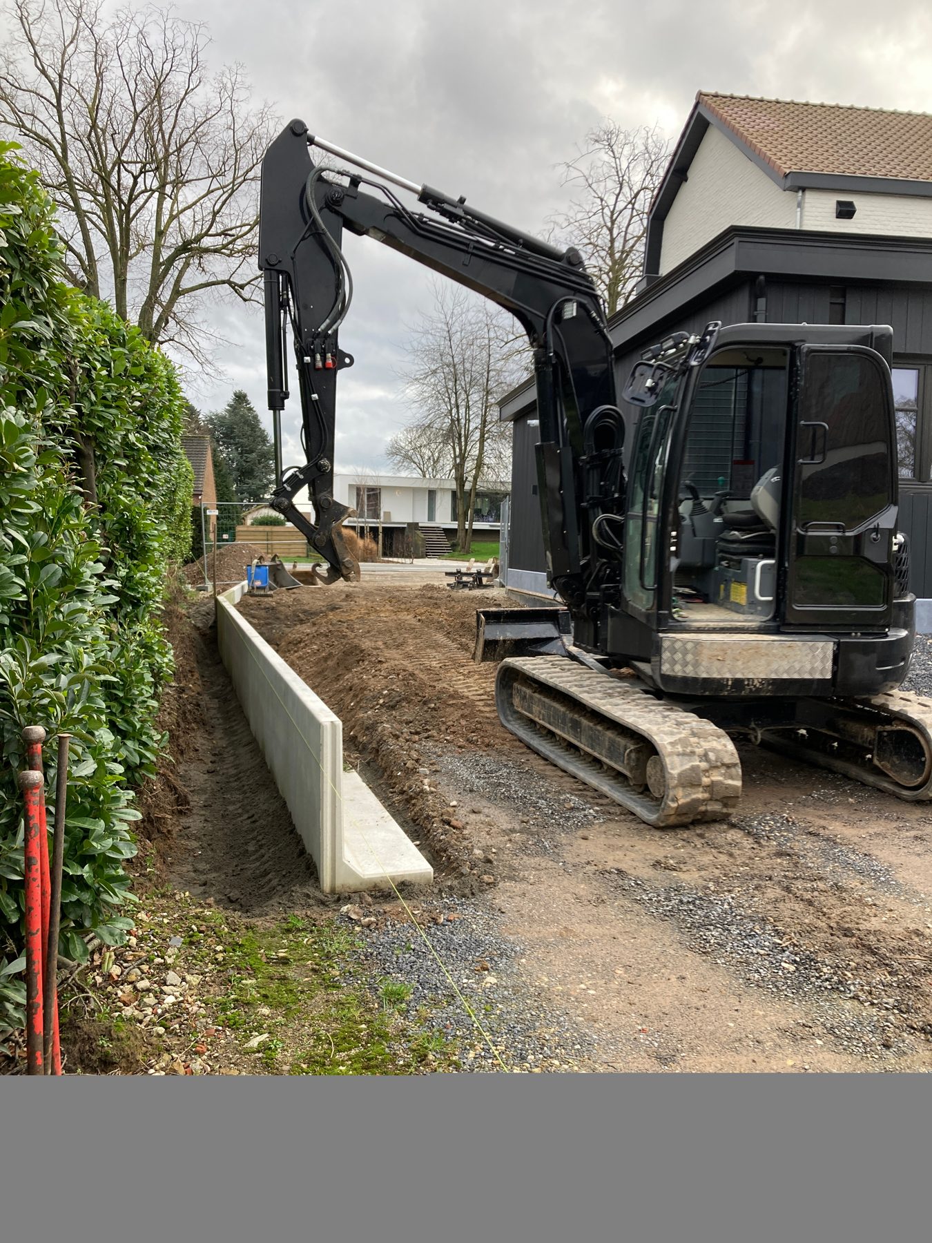Rupskraan naast een nieuw geplaatste keerwand