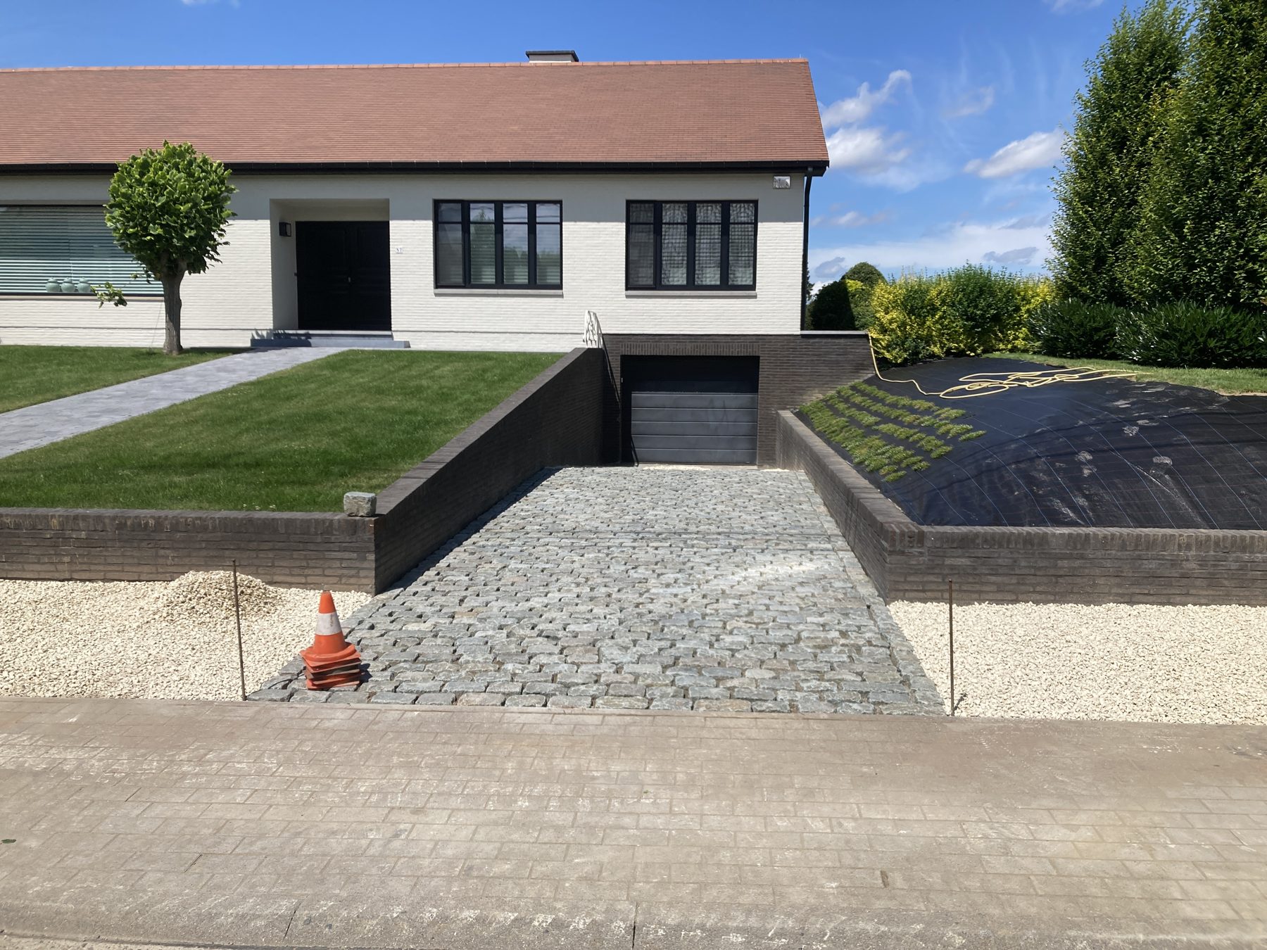 Nieuwe oprit in kasseien voor een woning